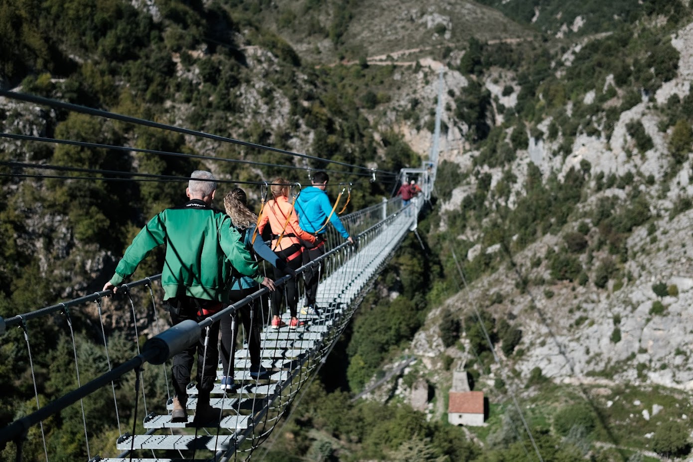 CASTELSARACENO_PERSONE SUL PONTE TIBETANO_LIB_COMUNE